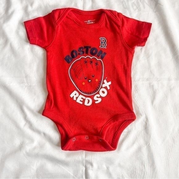 Boston Red Sox Red Baseball Glove Short Sleeve Onesie in Size 0-3 Months - Picture 1 of 7